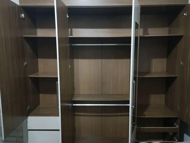 Guarda-Roupa Casal com Espelho, Gavetas e Prateleiras