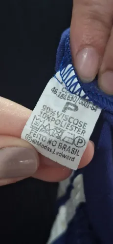 Calça esportiva azul com listra na lateral tamanho P