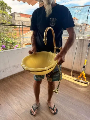 Lavatório antigo de bronze com suporte e torneira de ganso perfeito p decoração fun