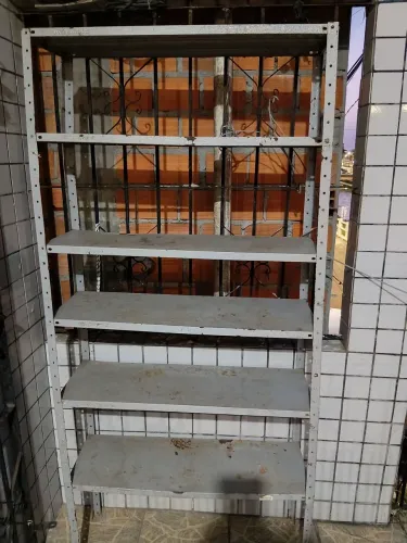 Vende-se uma estante de forro com avarias