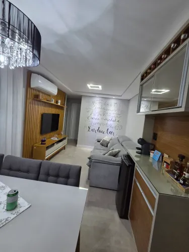 APARTAMENTO 3 DORMITÓRIOS SENDO 1 SUÍTE COM 2 VAGAS DE GARAGEM COBERTAS.