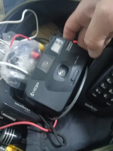 Caixa com vários cabos e telefone