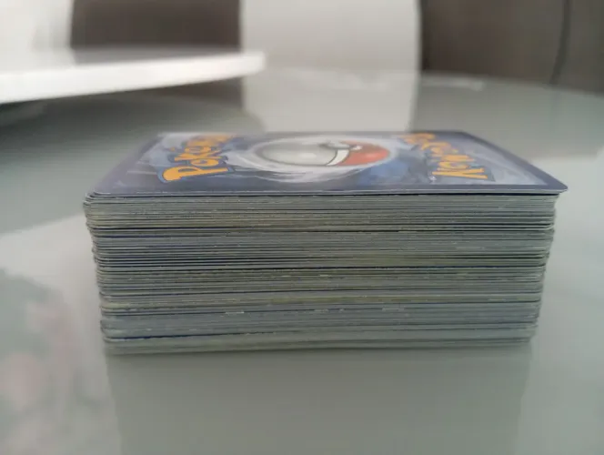 100 cartas pokémon com 10 brilhantes. 