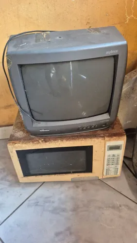 Sucatas - TV e Micro-ondas (não sei se funcionam)