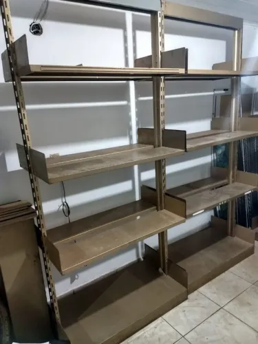 Prateleira de aço reforçada e ajustável