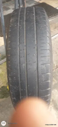 Um pneu aro 13 Pirelli p400 165 70 13 79t