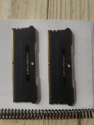 Memória RAM Corsair Vengeance 32GB (2x16GB) DDR4 3200MHz ARGB Semi Nova