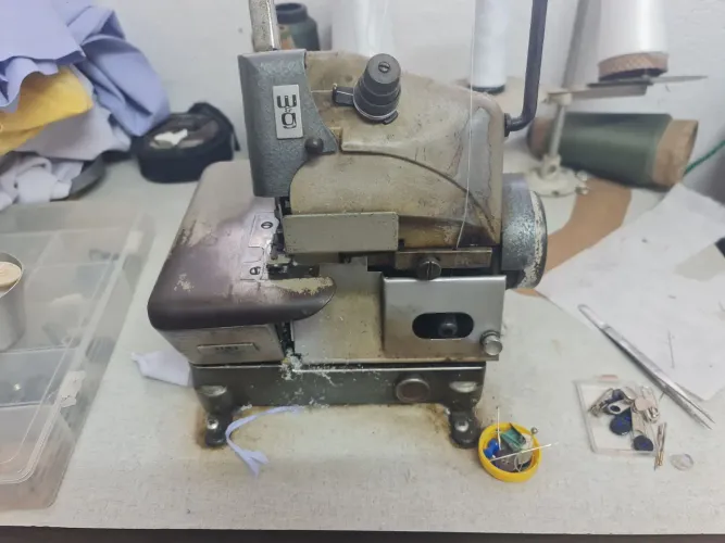 Maquina overlock antiga