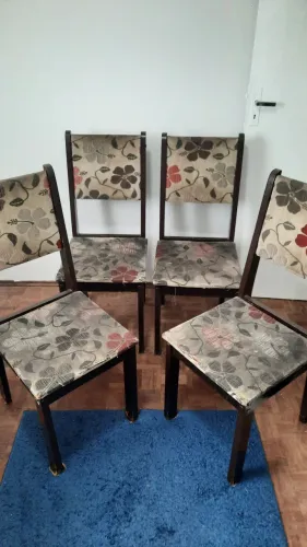 Vendo 4 cadeiras de jantar de madeira estofadas usadas em estado razoável
