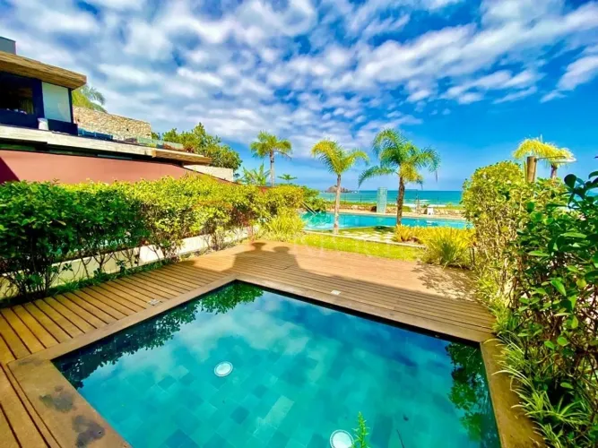 Belíssima Casa Disponível para Locação Anual! Desfrute de uma Casa à Beira-Mar Excepcional
