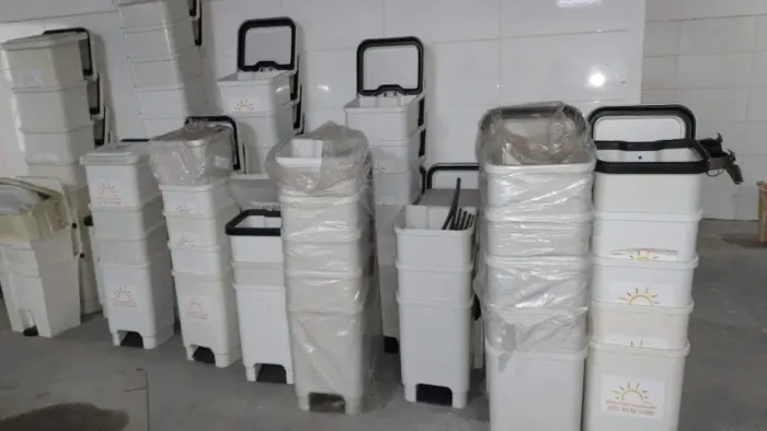Lixeiras com pedal  de 60ltrs brancas 69 unidades disponiveis
