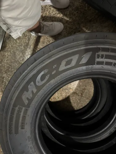 Pneu Pirelli 215/75r17.5 126/124m Mc 01