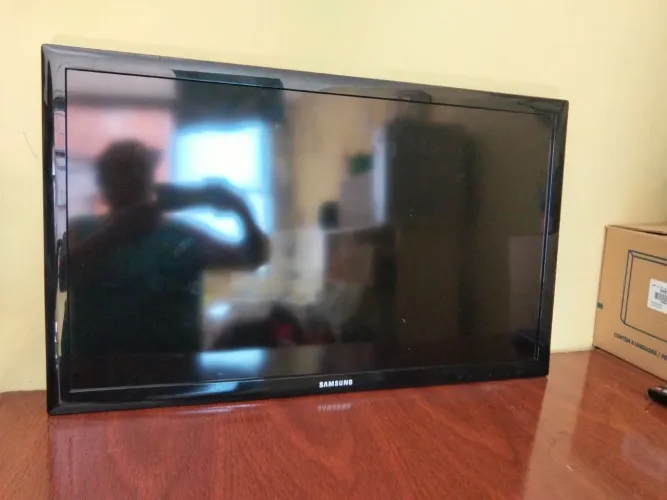 Vende-se televisão Samsung 32 polegadas,com um pequeno risco na tela