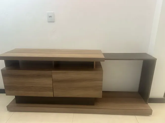 Rack para TV, cor amadeirado (marrom).