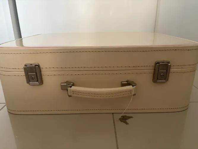 Linda mala de verniz bege (para maternidade ou decoração)! 