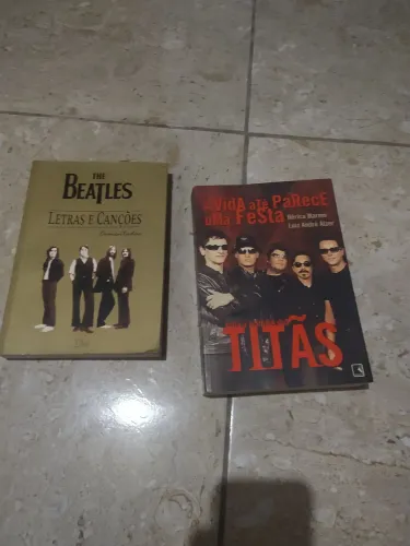 Livros .. titãs. Beatles..((Dois))por .45.