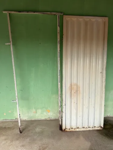 Porta de Metalon Galvanizado medindo 2,10m x 0,80