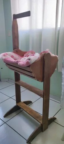 berço para bebê balanço em madeira