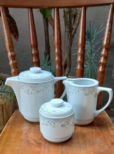 Bule, açucareiro e leiteira porcelana Schmidt. 