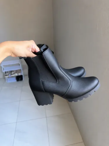 Bota feminina preta de salto grosso 37
