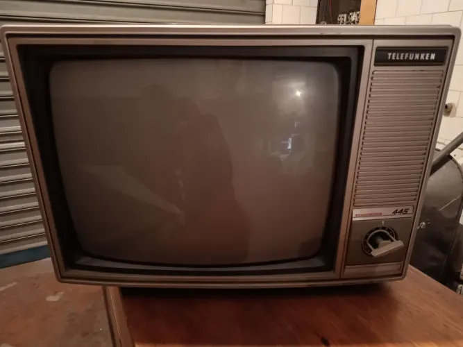 TV Telefunken 445 retrô anos 70 não liga