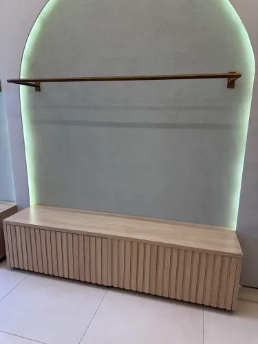 3 Gavetões em MDF + 4 araras douradas para closet ou loja