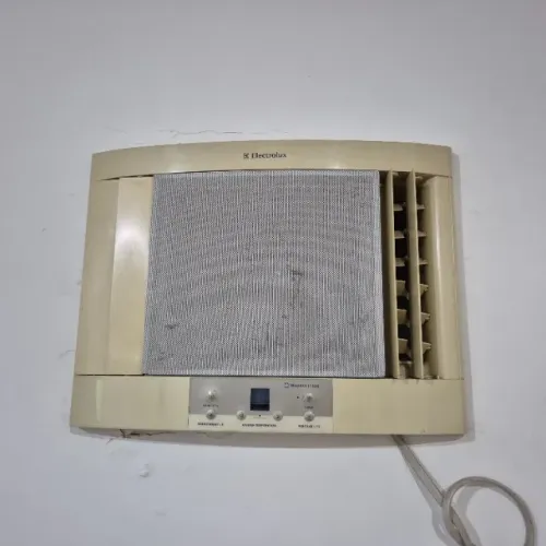 Ar Condicionado de Janela DIGITAL c/ controle- 7.500 btus - 127v - Funcionando bem