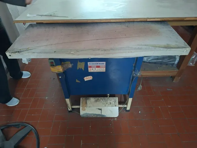 Placa industrial de alto vácuo com corpo azul, fabricada pela Samjin