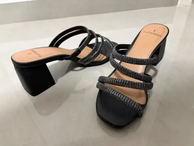 Sandália preta salto médio de bloco - com tiras brilhantes - Lafemme tamanho 35 (serve 36)