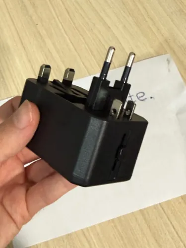 Adaptador de Tomada Universal para Viagem com USB-C e USB-A