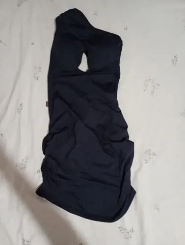 Vendo esse vestido preto.