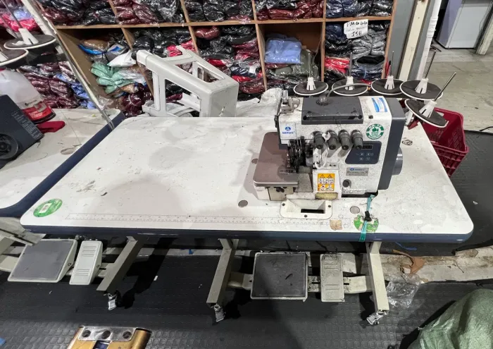 Máquina de Costura Overlock Industrial Sansei 4 Fios com Motor - Completa