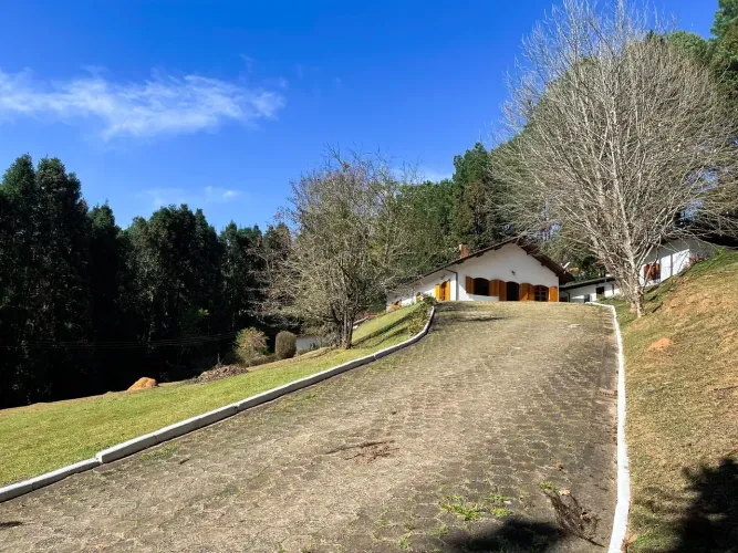 Terreno Exclusivo em Monte Verde com 5.000m² e 3 Casas