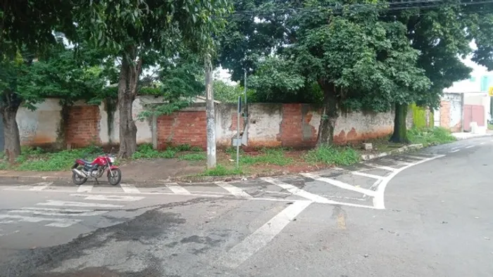 Lote Comercial 556m² - Vila São João - IPTU  R$ 990,00 / Mês