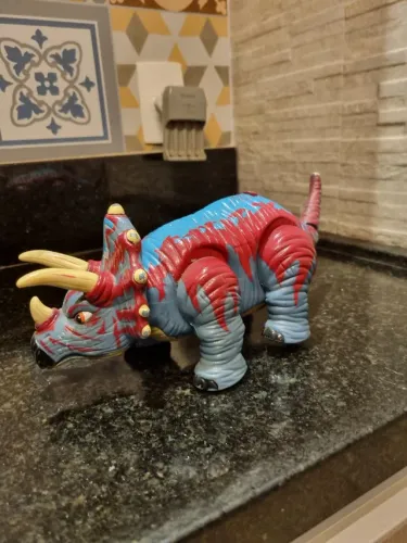 Dinossauro articulado com movimento a pilha