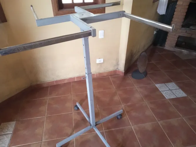 ARARA COM 4 PARTES REGULAGEM DE ALTURA E RODÍZIO 