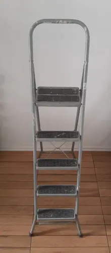 Escada de aço com 5 degraus