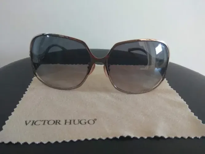 Óculos de sol feminino Victor Hugo