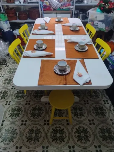 Mesa de Jantar Madeira Laqueada com 4 Cadeiras + 2 Bancos