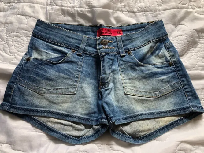 Shortinhos jeans cada peça 25 reias 