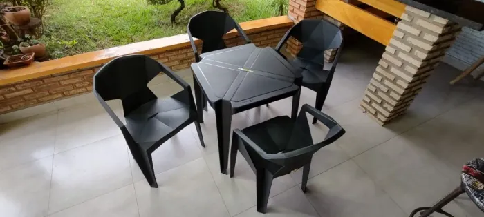 Promoção jogo de mesa e 04 cadeiras muito fortes (suporta 182 kg cada cadeira)