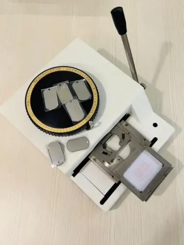 Máquina de Gravar Dog Tag em Alto Relevo - 52 Caracteres, Excelente Estado!