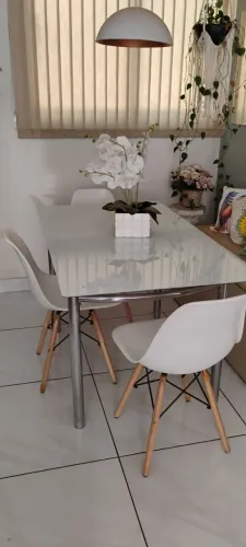 Mesa de Jantar com tampa de vidro e base de inox com cadeiras
