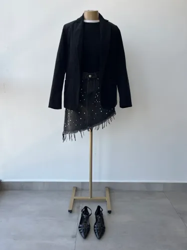 Saia, blusa, blazer e Melissa