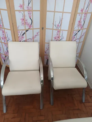 Poltronas Modernas em Couro Sintético