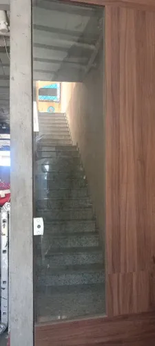 Porta de madeira com vidro