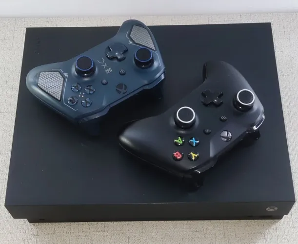 Xbox One X 1 Tb 4K - com 2 controles originais