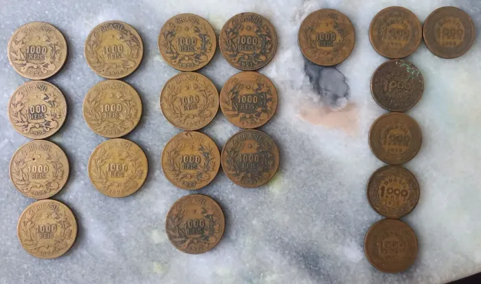 Coleção de moedas antigas brasileiras de 1000 réis, dos anos 1920 a 1940 lote com 21