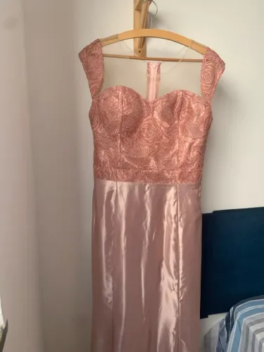 Vestido de festa Rose longo com cetim tipo sereia.