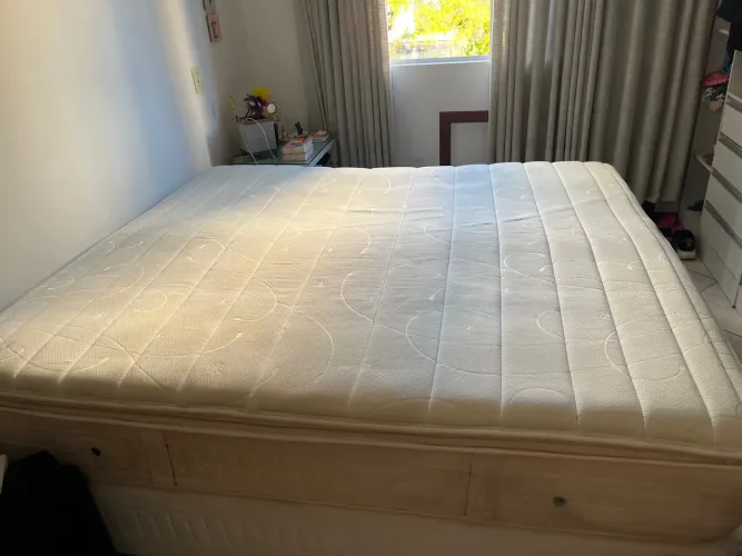 Cama box de Casal King - marca Simmons.